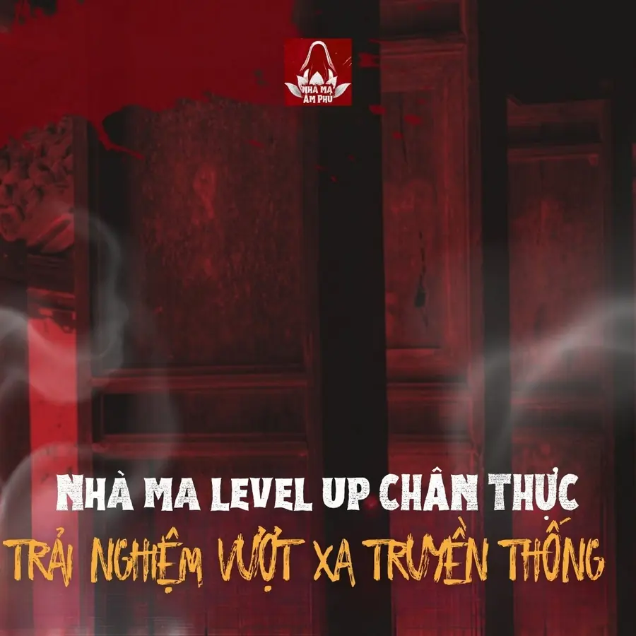 Cánh cửa gỗ cũ trong ánh đỏ – Nhà ma level up chân thực