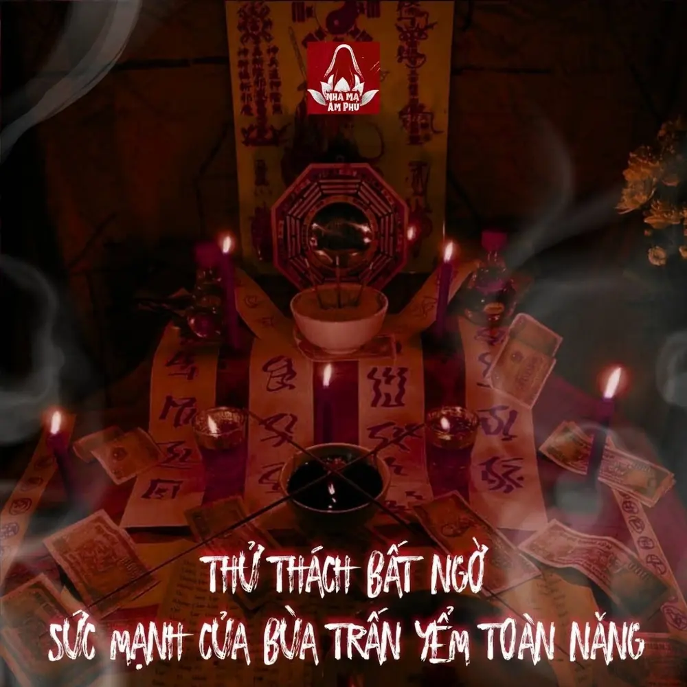 Bàn thờ với bùa trấn yểm, nến và gương bát quái trong Nhà Ma Âm Phủ